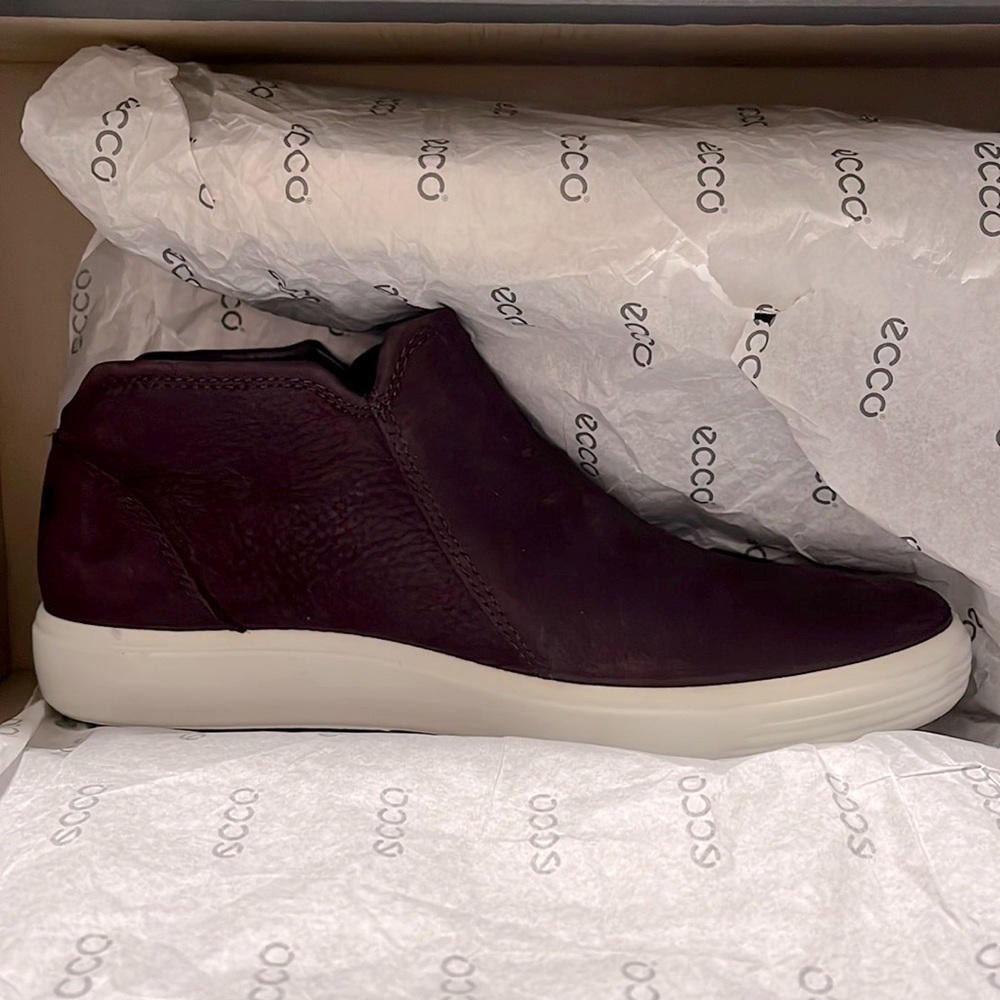 New With Box Ecco Soft 7 W (Women’s) Bootie, color Fig, Sz 37